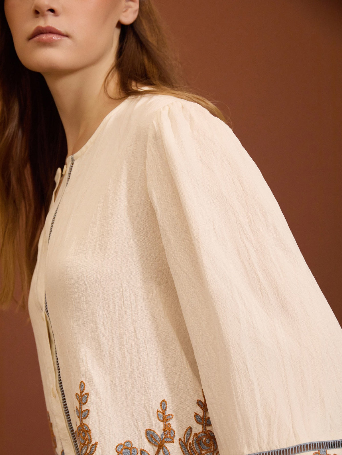 BLUSA CON BORDADO FLORAL