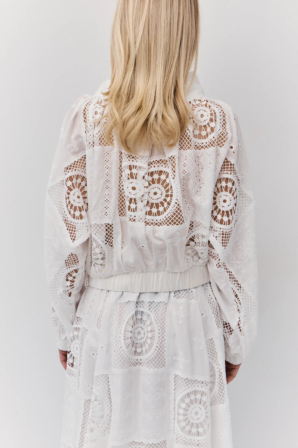 BOMBER CALADA CON BORDADOS