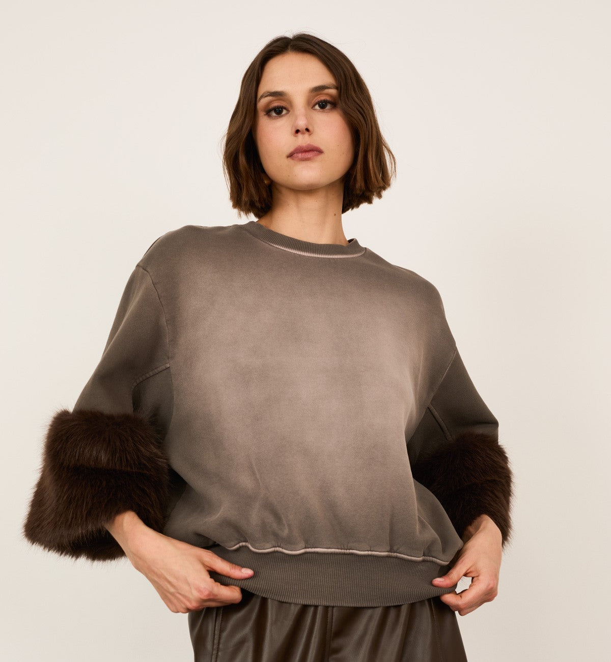 SUDADERA EFECTO LAVADO CON PELO EN PUÑOS