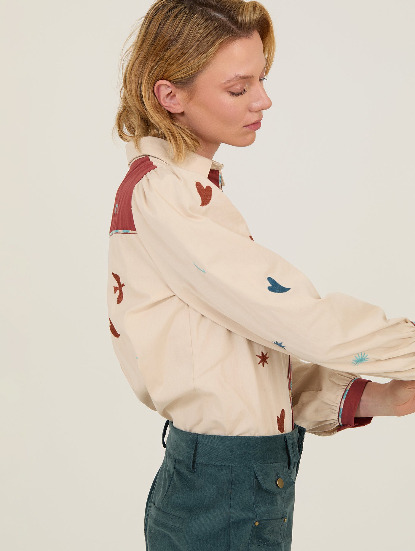 CAMISA CON MOTIVOS BORDADOS