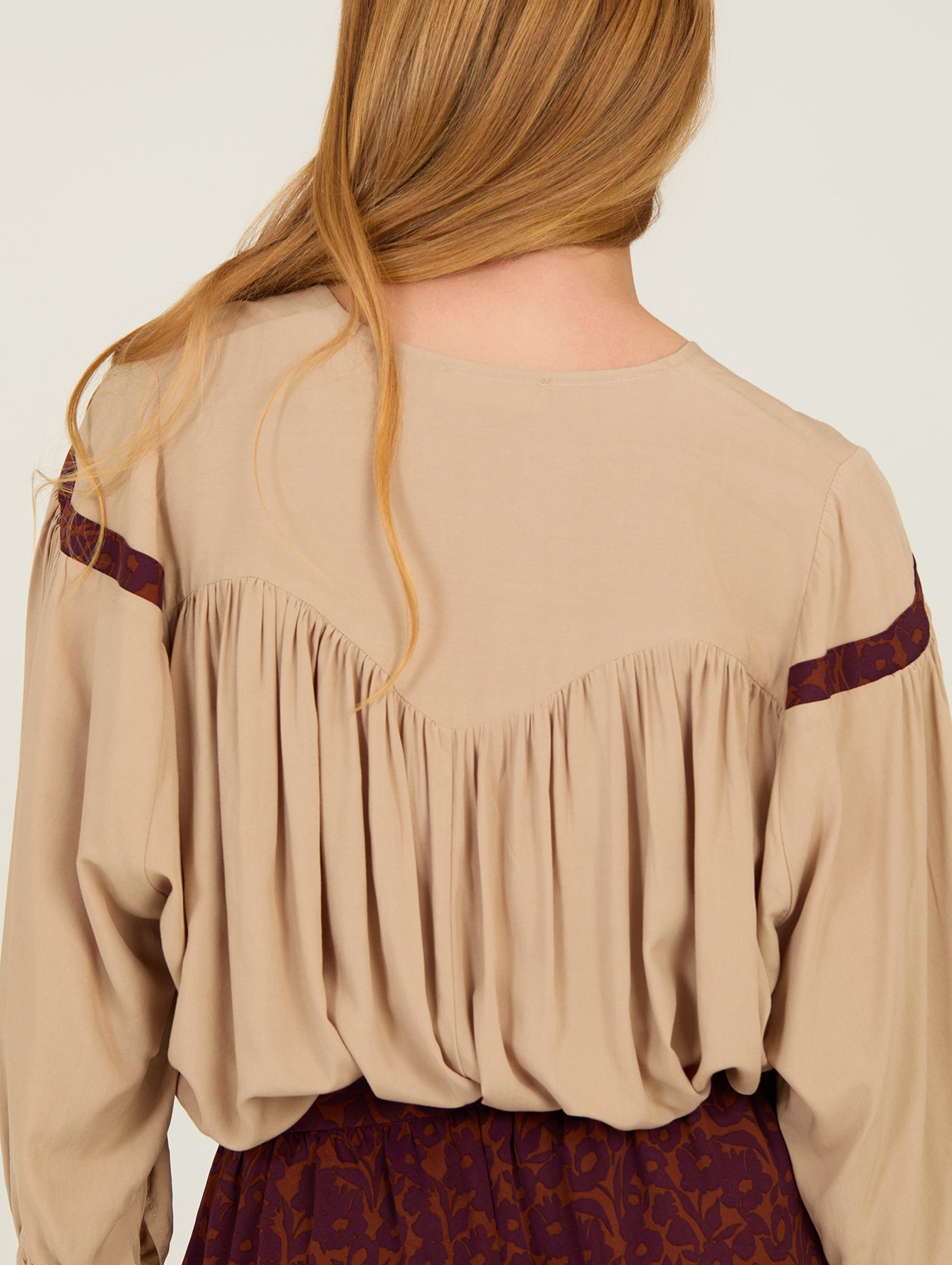 BLUSA CON FRANJA ESTAMPADA