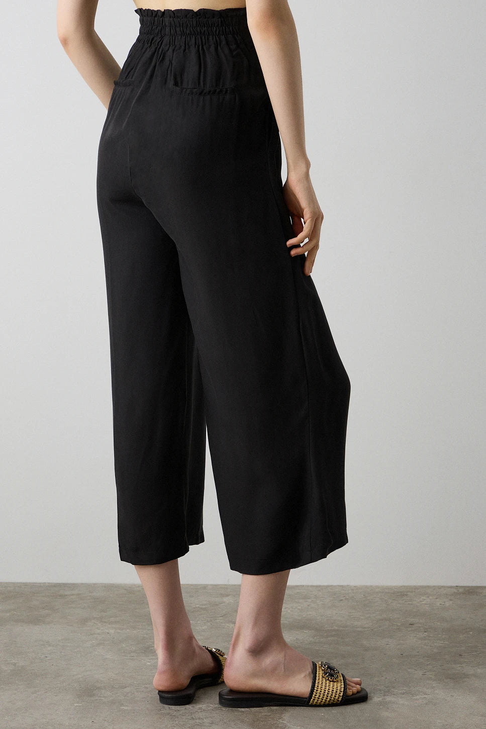 PANTALÓN CROP FRUNCIDO