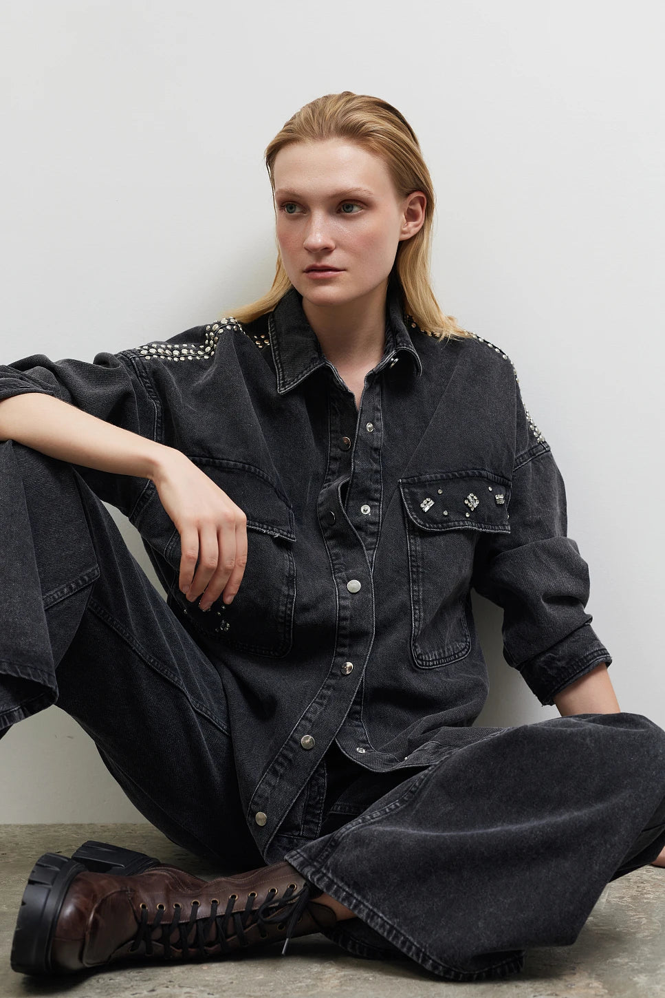 SOBRECAMISA CON TACHUELAS