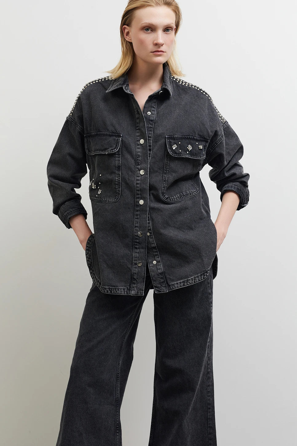 SOBRECAMISA CON TACHUELAS