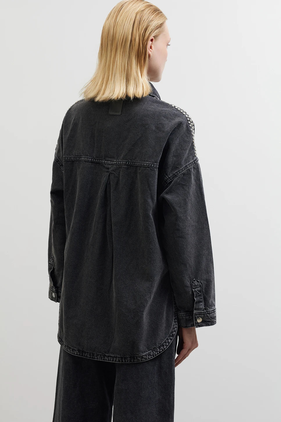 SOBRECAMISA CON TACHUELAS