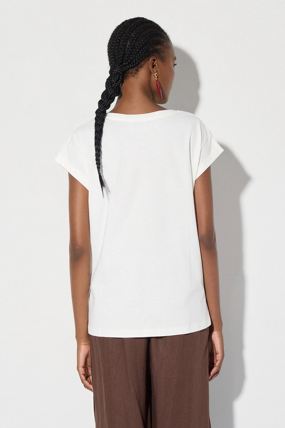 T-SHIRT ESTAMPADA CON APLICACIONES
