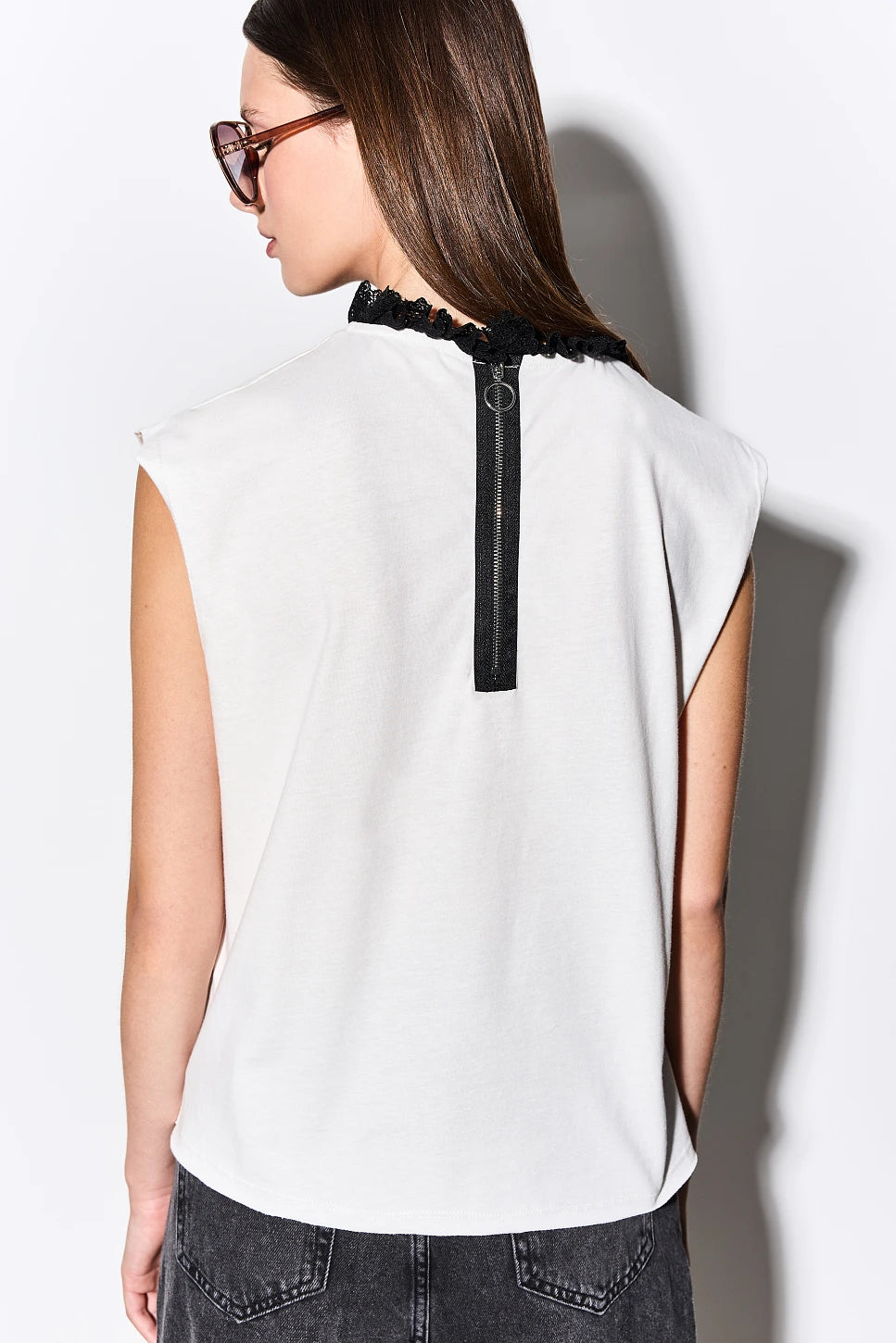 TOP CON CUELLO DE ENCAJE