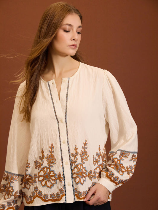 BLUSA CON BORDADO FLORAL