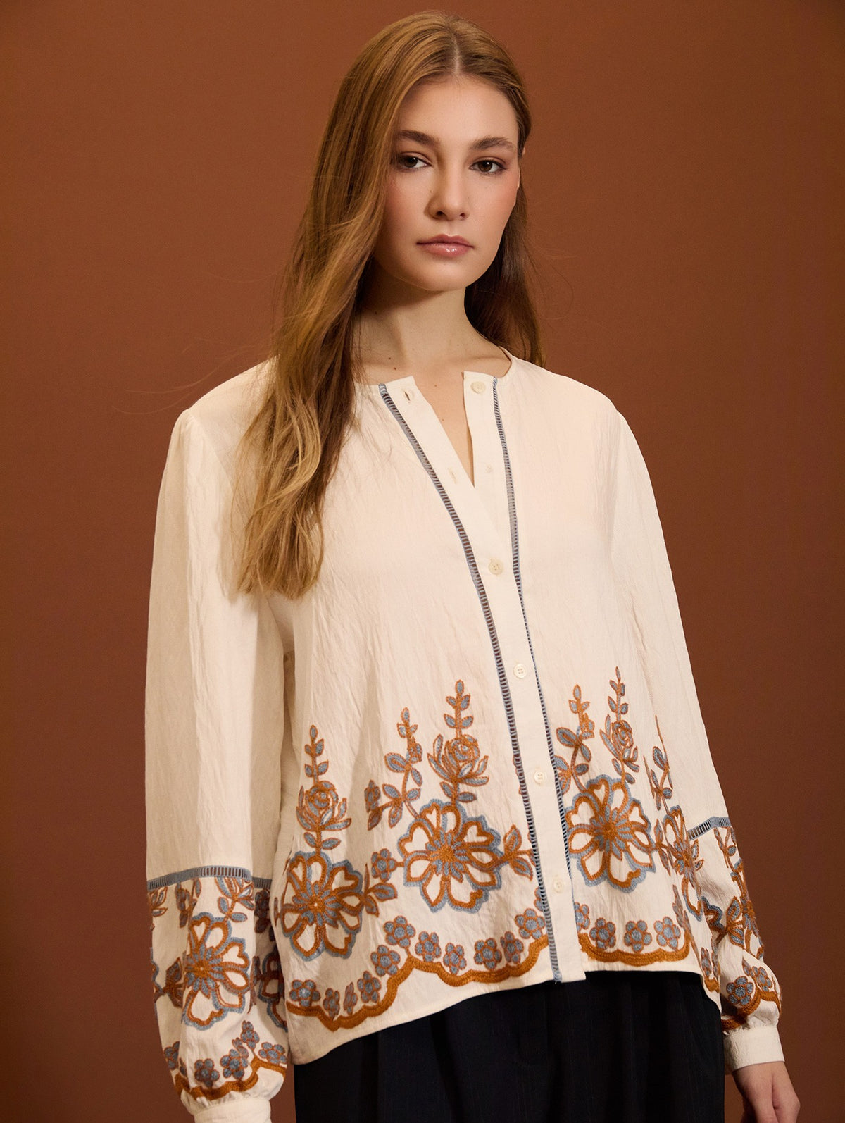 BLUSA CON BORDADO FLORAL
