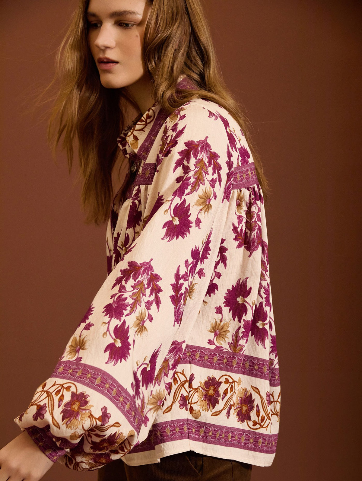 BLUSA ESTAMPADA CON MANGA ABULLONADA