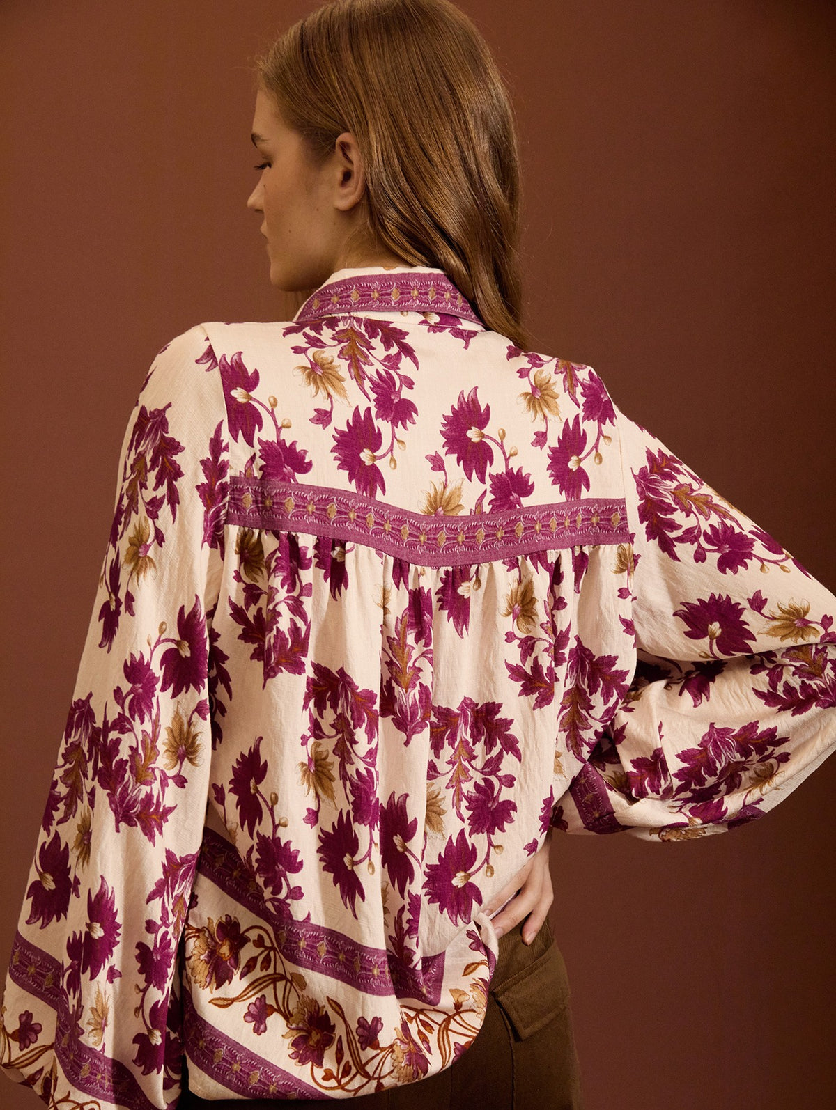 BLUSA ESTAMPADA CON MANGA ABULLONADA