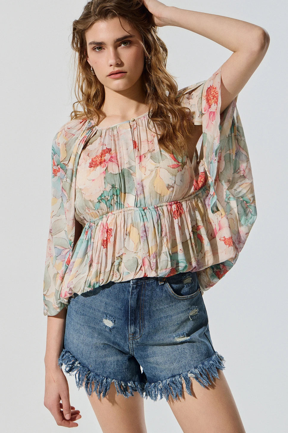 BLUSA FLORAL TIPO CAPA