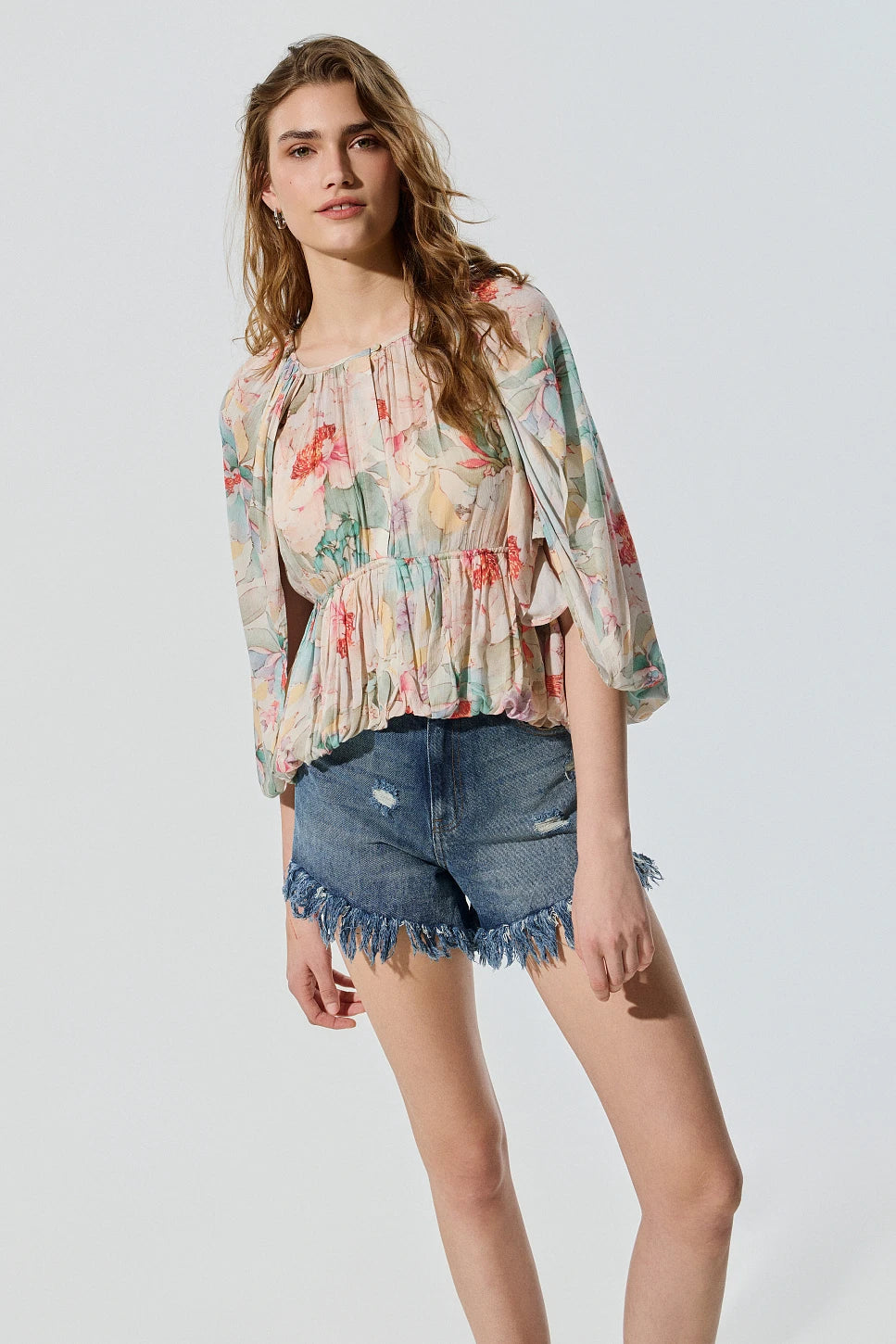 BLUSA FLORAL TIPO CAPA