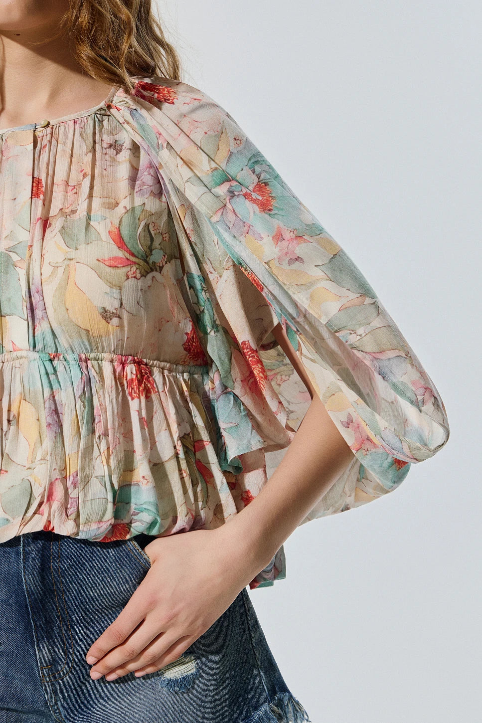 BLUSA FLORAL TIPO CAPA