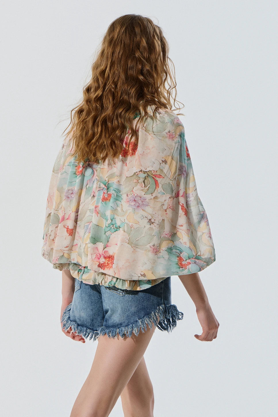 BLUSA FLORAL TIPO CAPA