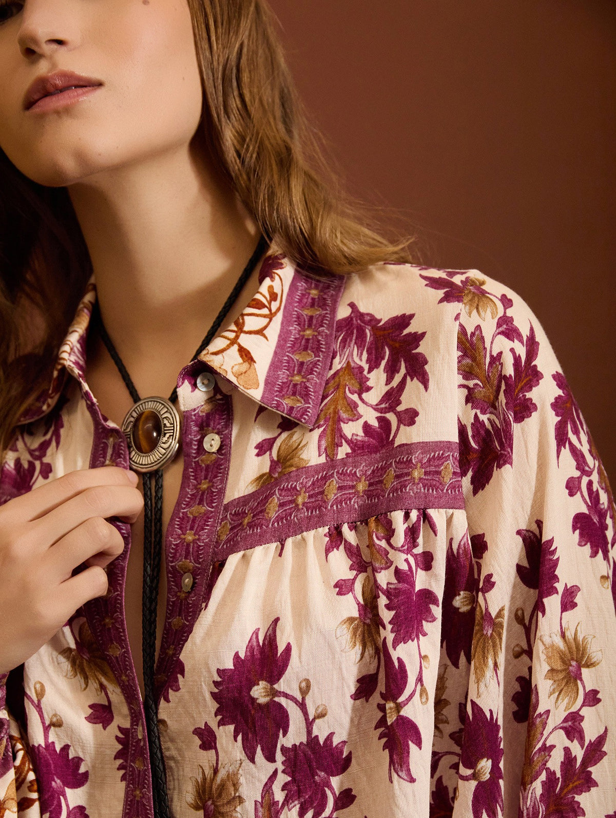 BLUSA ESTAMPADA CON MANGA ABULLONADA