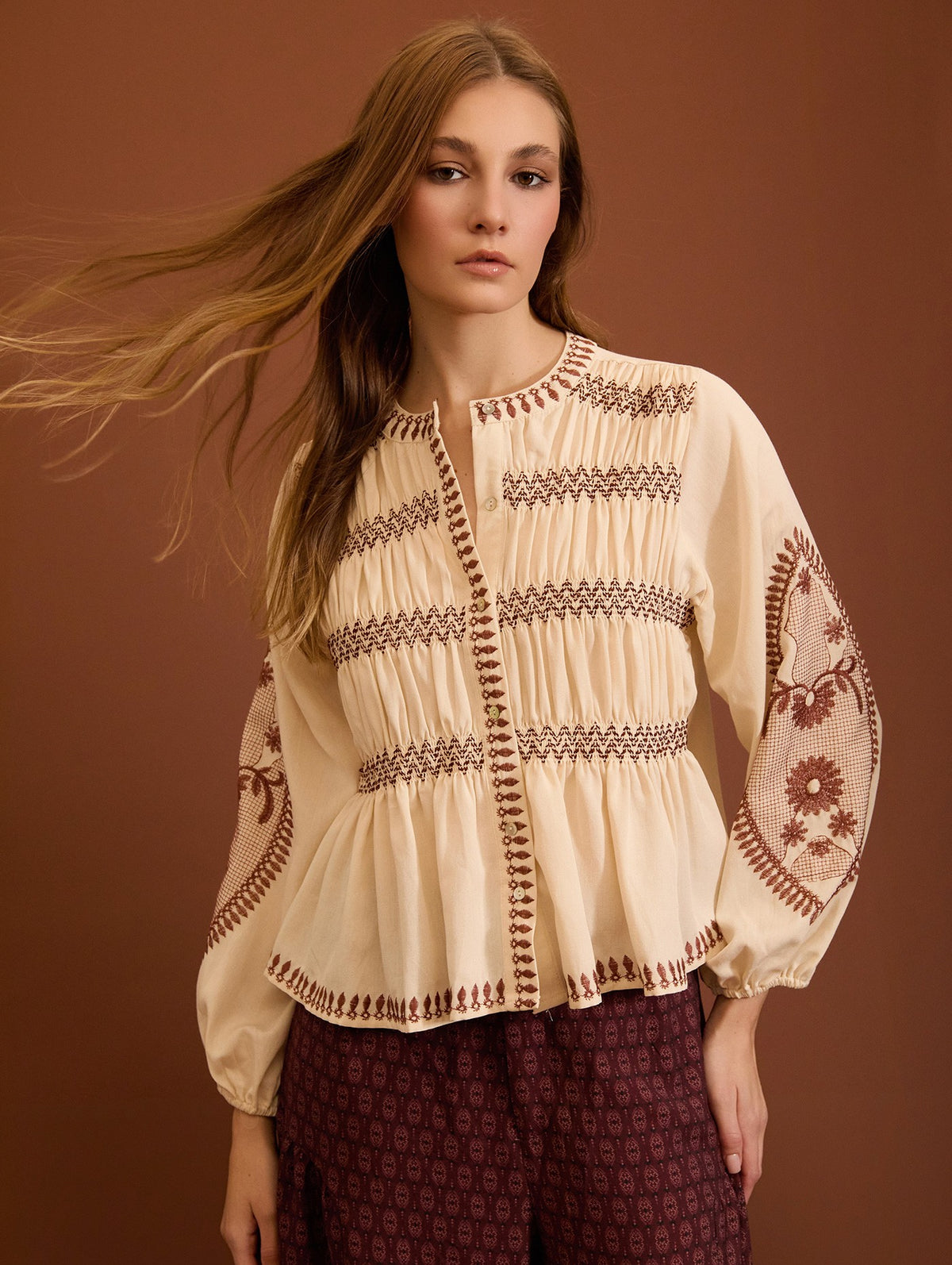 BLUSA BORDADA CON FRUNCES
