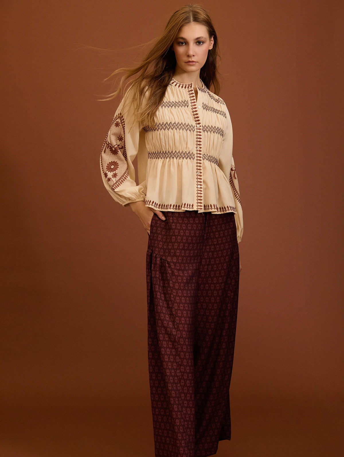 BLUSA BORDADA CON FRUNCES