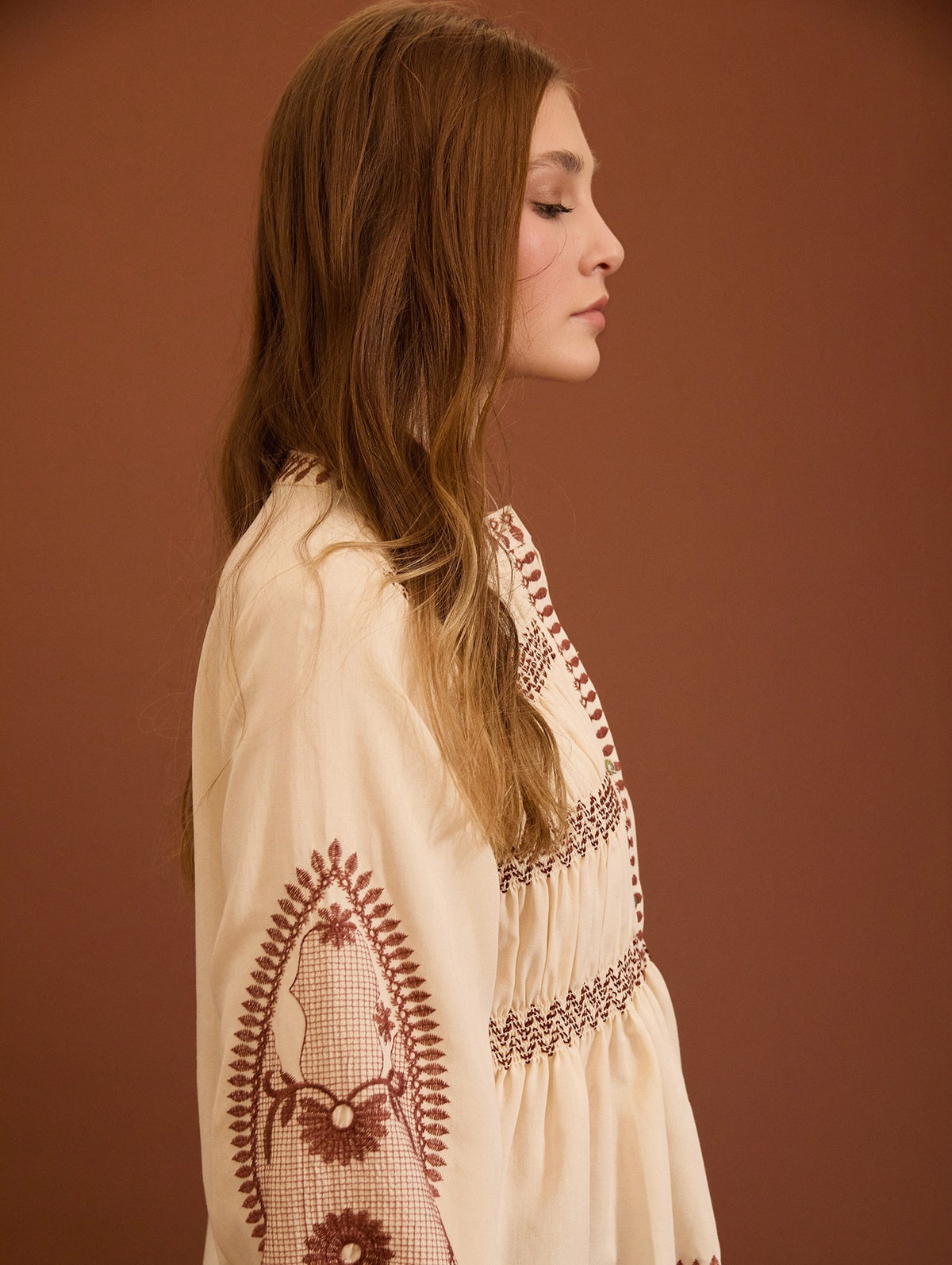 BLUSA BORDADA CON FRUNCES