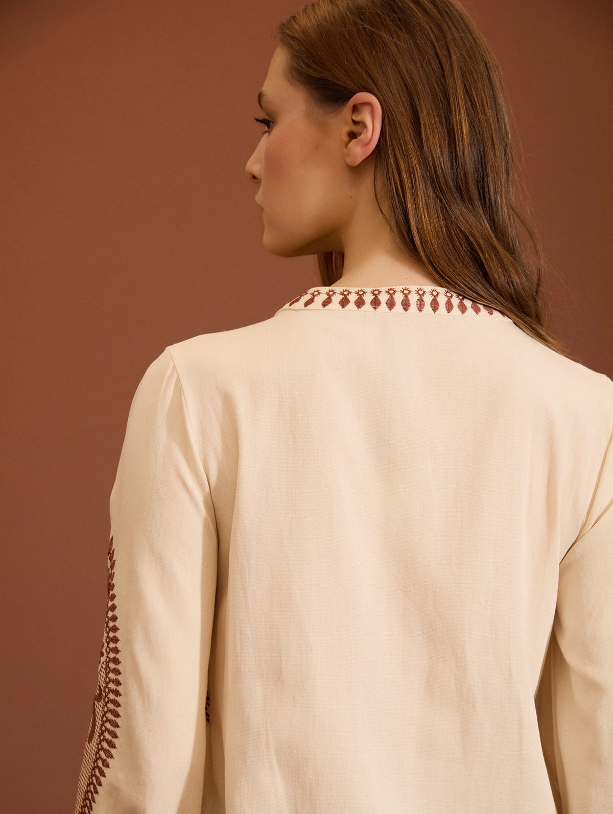 BLUSA BORDADA CON FRUNCES
