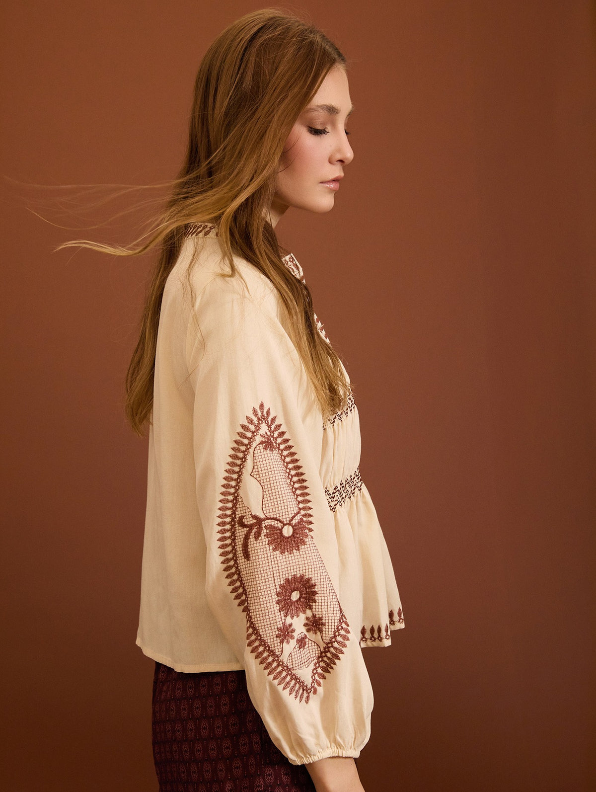 BLUSA BORDADA CON FRUNCES
