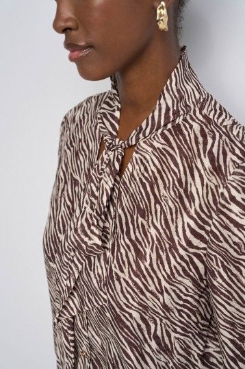 BLUSA CON LAZADA ANIMAL PRINT