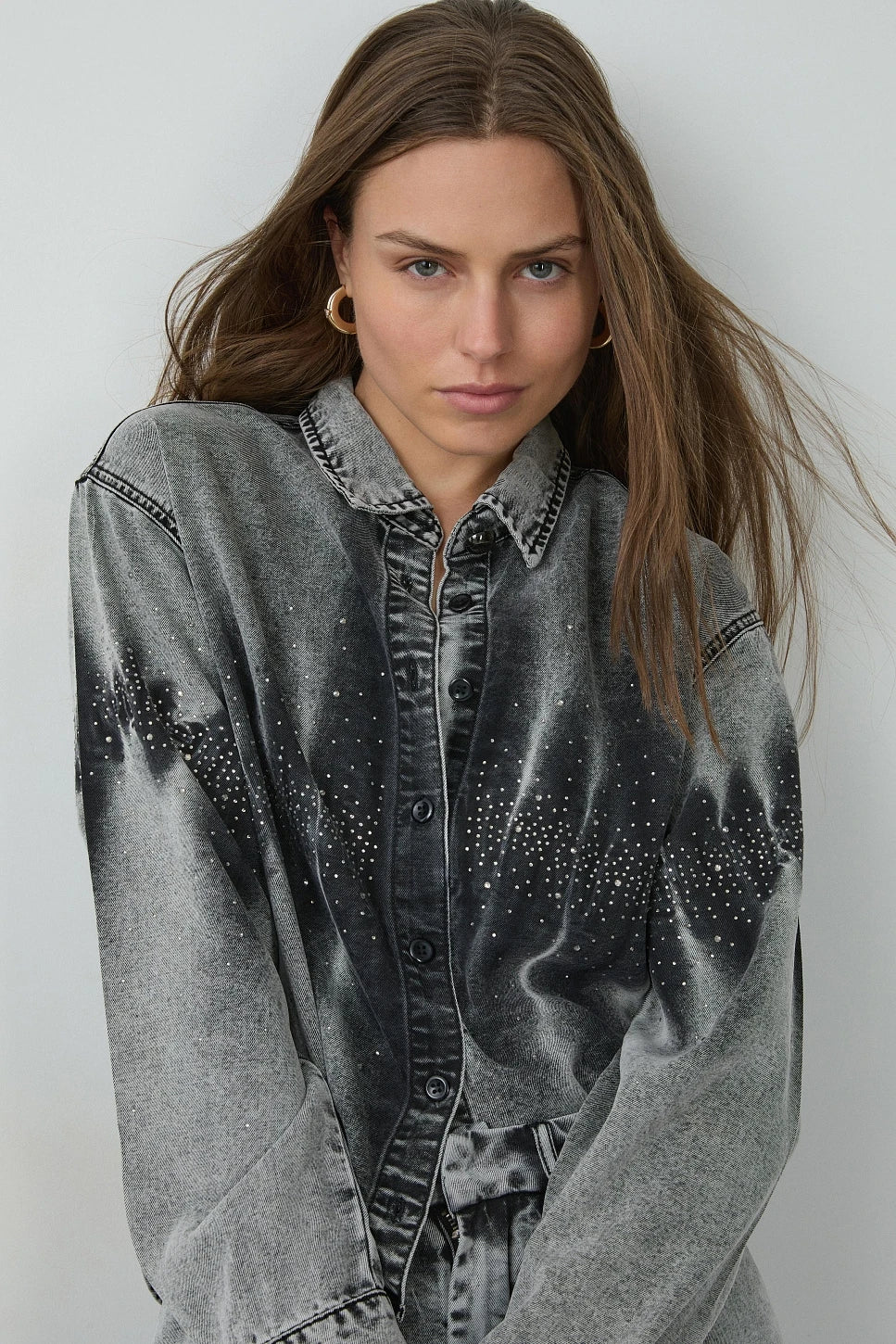 CAMISA DENIM TIE DYE CON STRASS