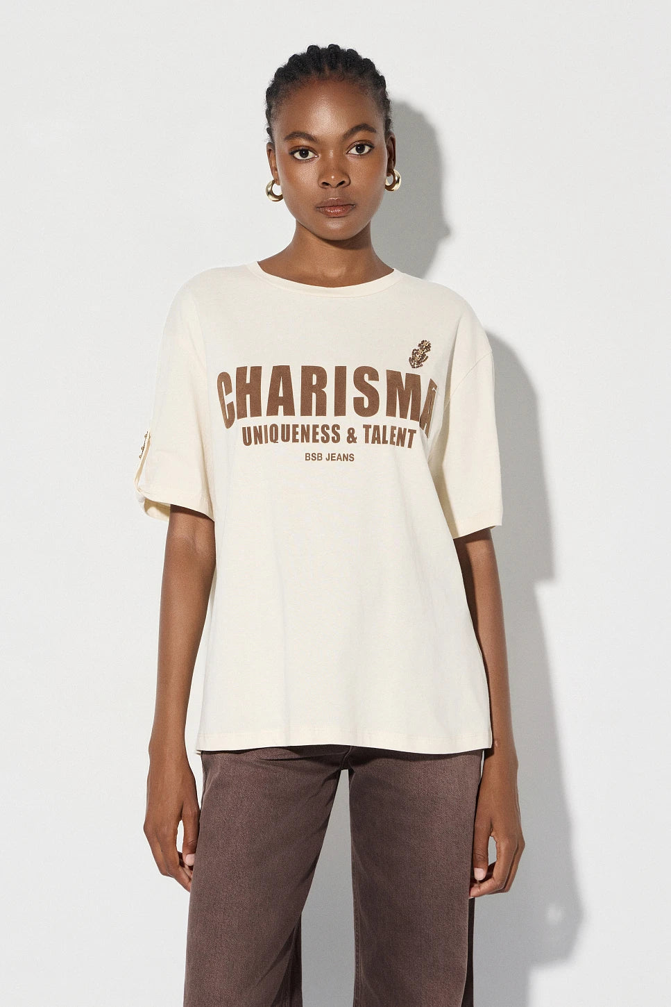CAMISETA ESTAMPADA CON APLICACIONES