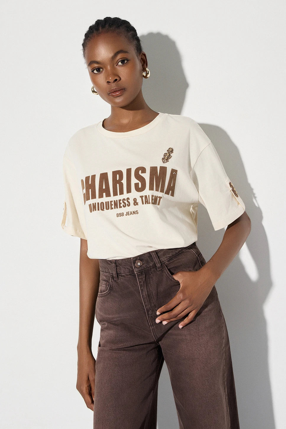 CAMISETA ESTAMPADA CON APLICACIONES