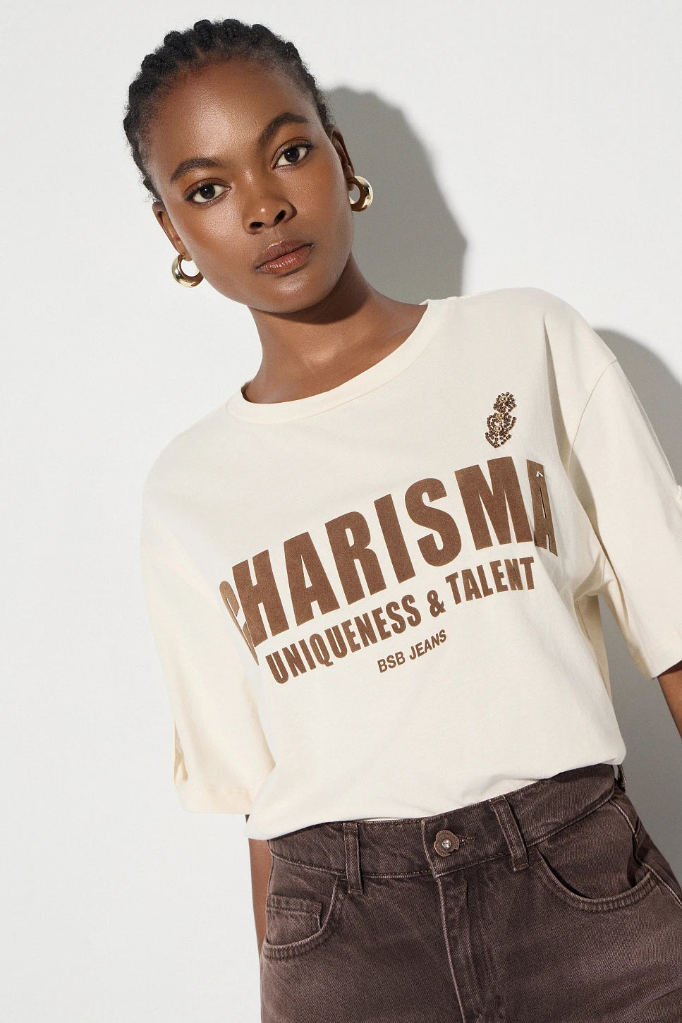 CAMISETA ESTAMPADA CON APLICACIONES