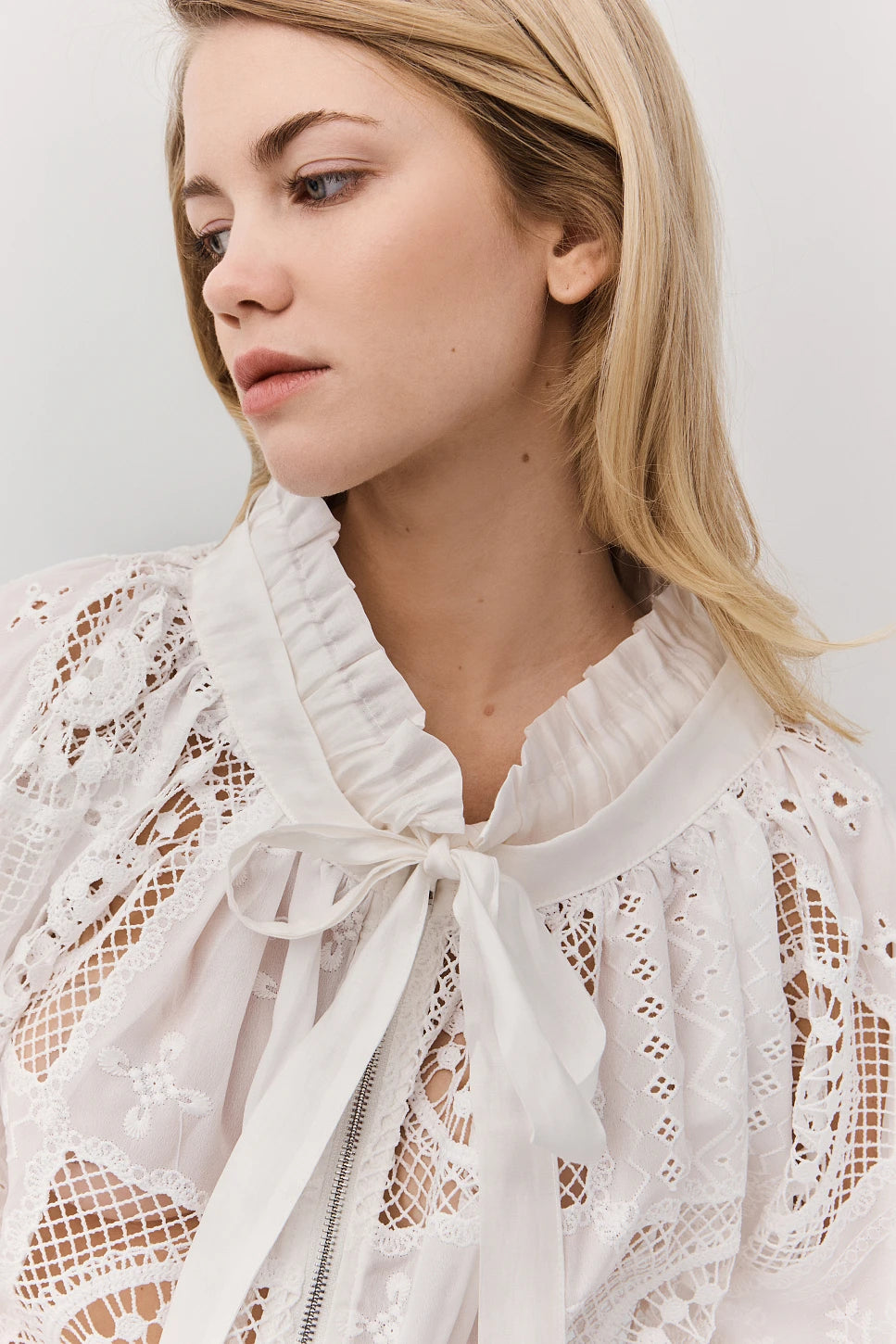 BOMBER CALADA CON BORDADOS