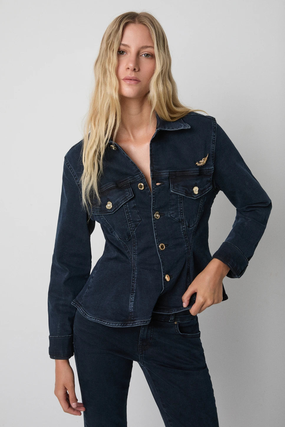 CHAQUETA DENIM CON BROCHE