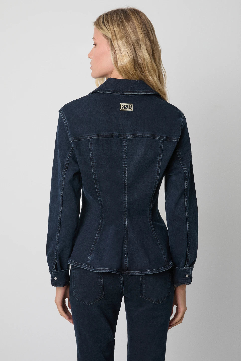 CHAQUETA DENIM CON BROCHE