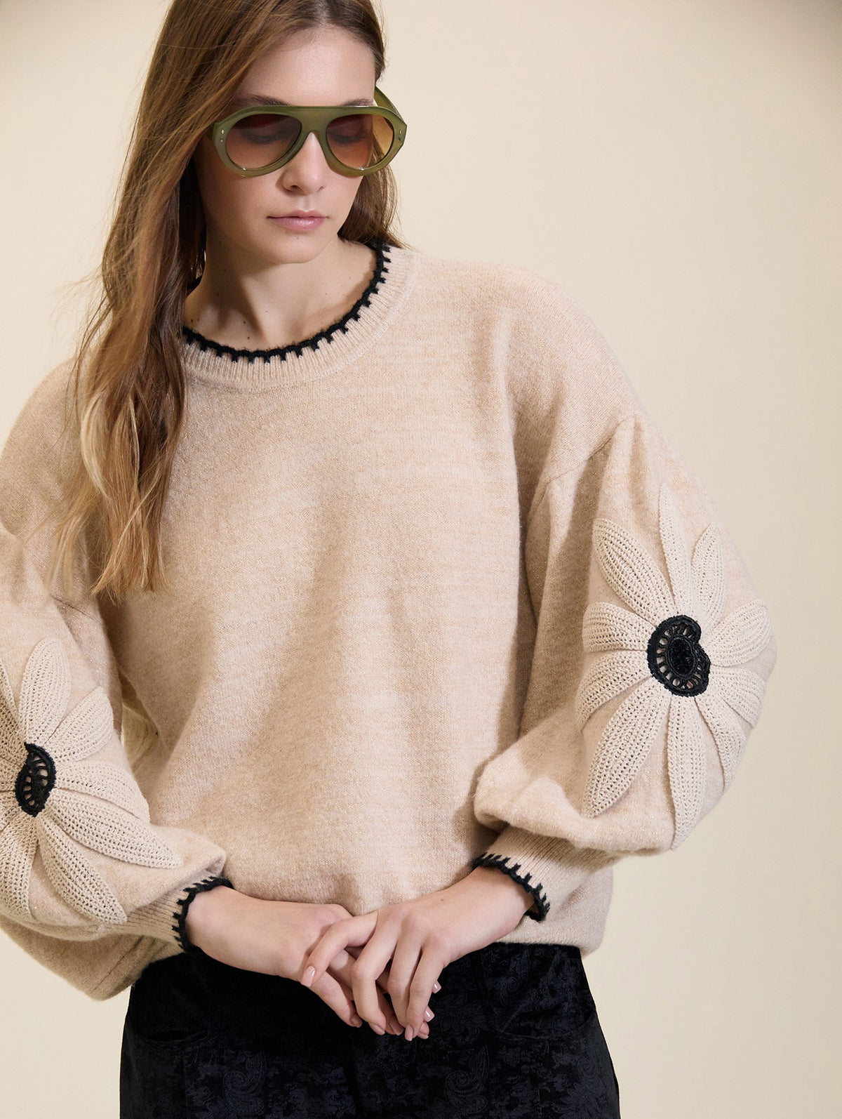 JERSEY CON FLOR DE CROCHET