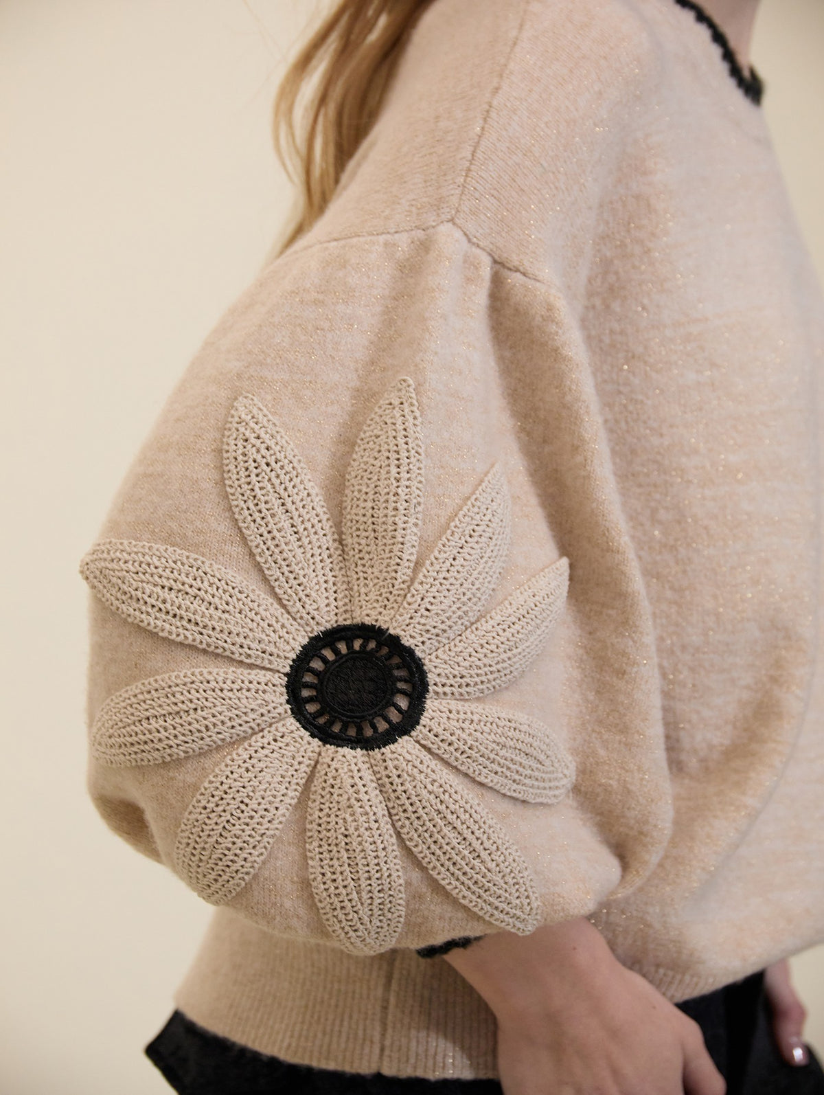 JERSEY CON FLOR DE CROCHET