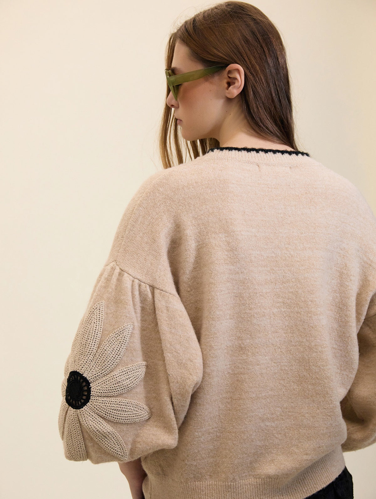 JERSEY CON FLOR DE CROCHET