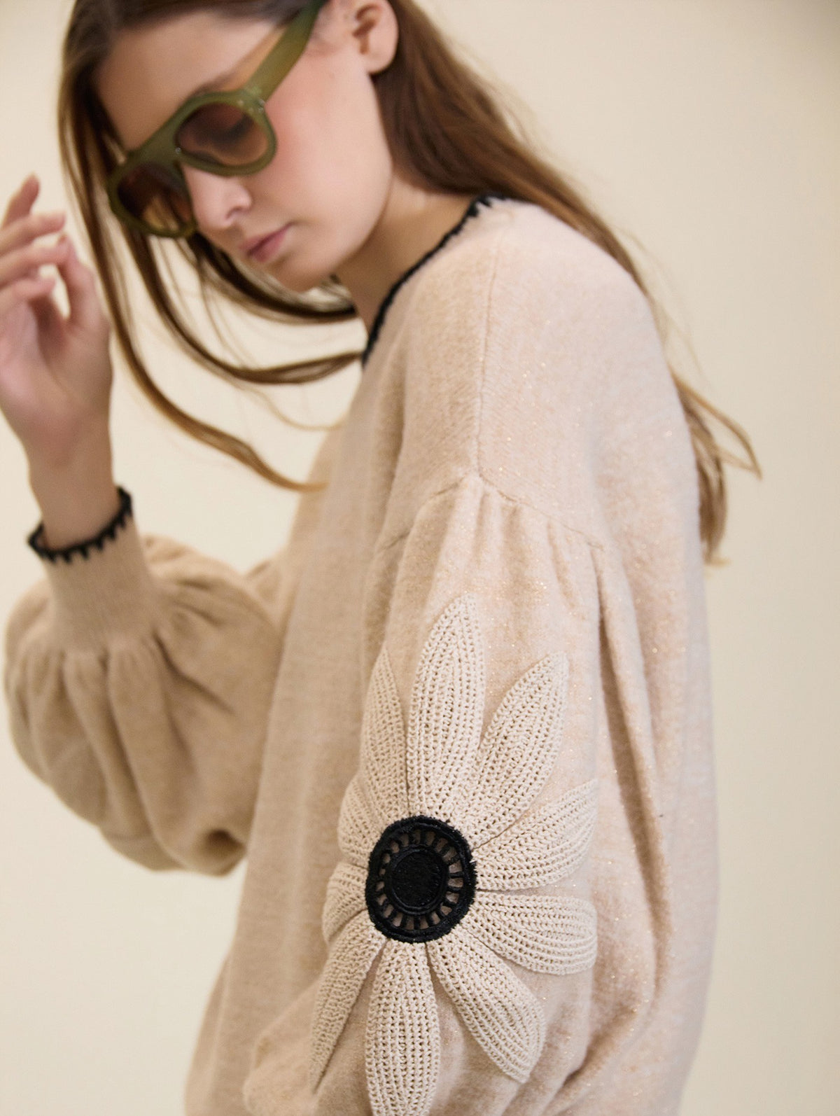 JERSEY CON FLOR DE CROCHET
