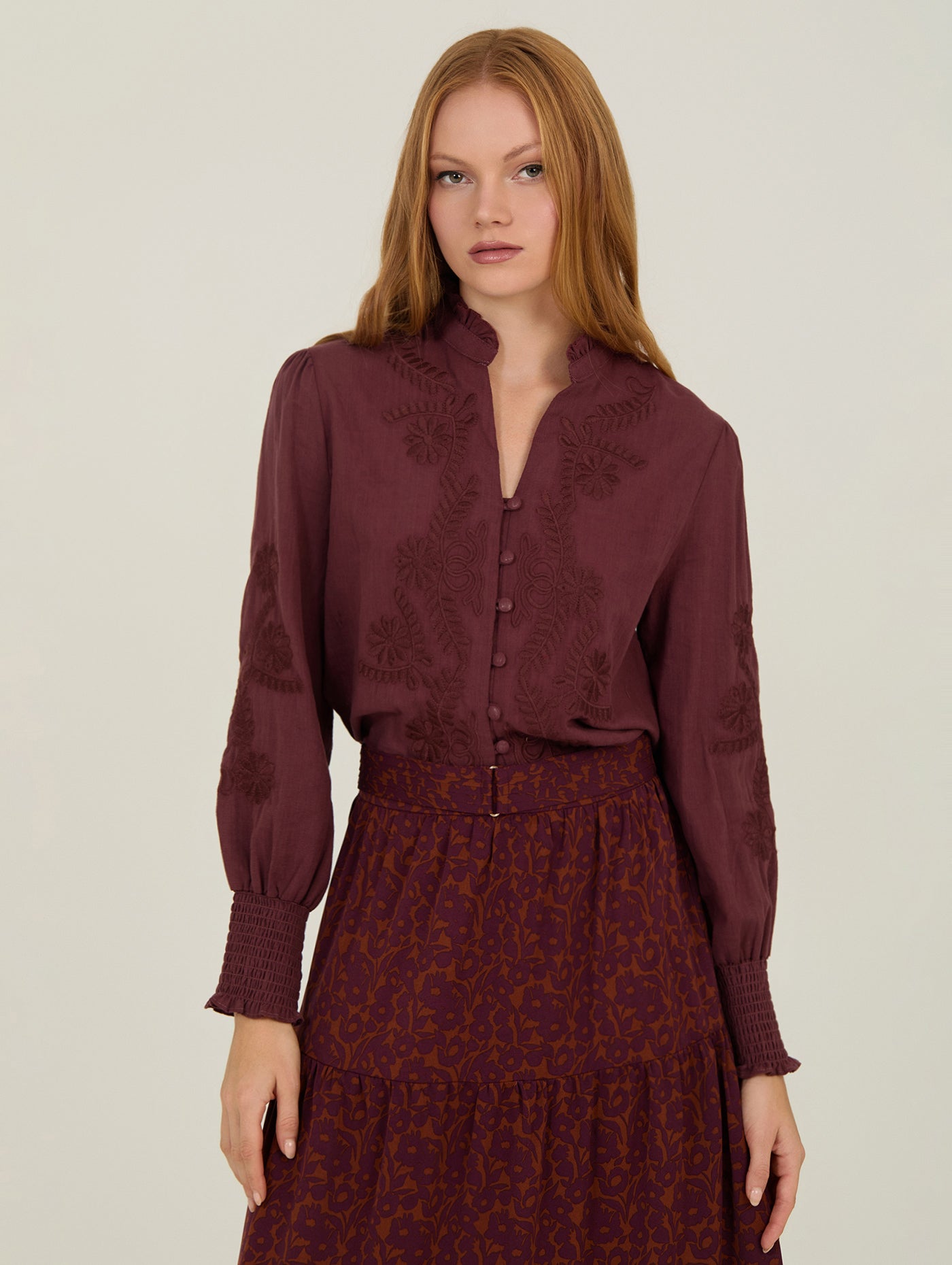 BLUSA BORDADA AL TONO