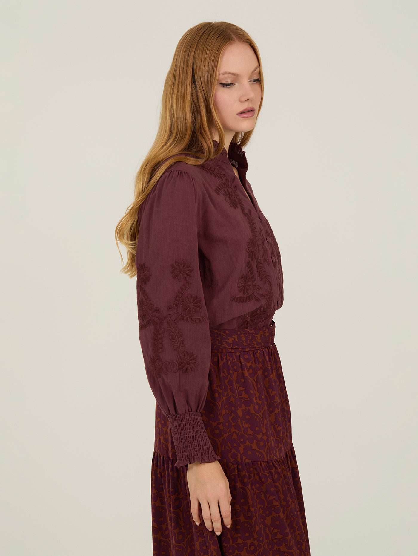 BLUSA BORDADA AL TONO