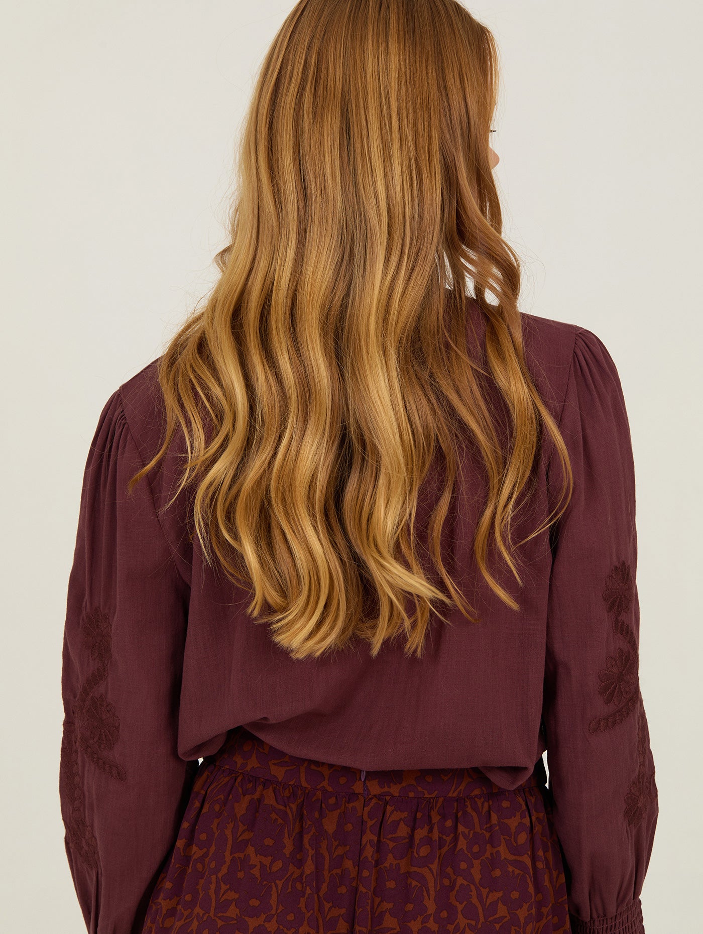 BLUSA BORDADA AL TONO