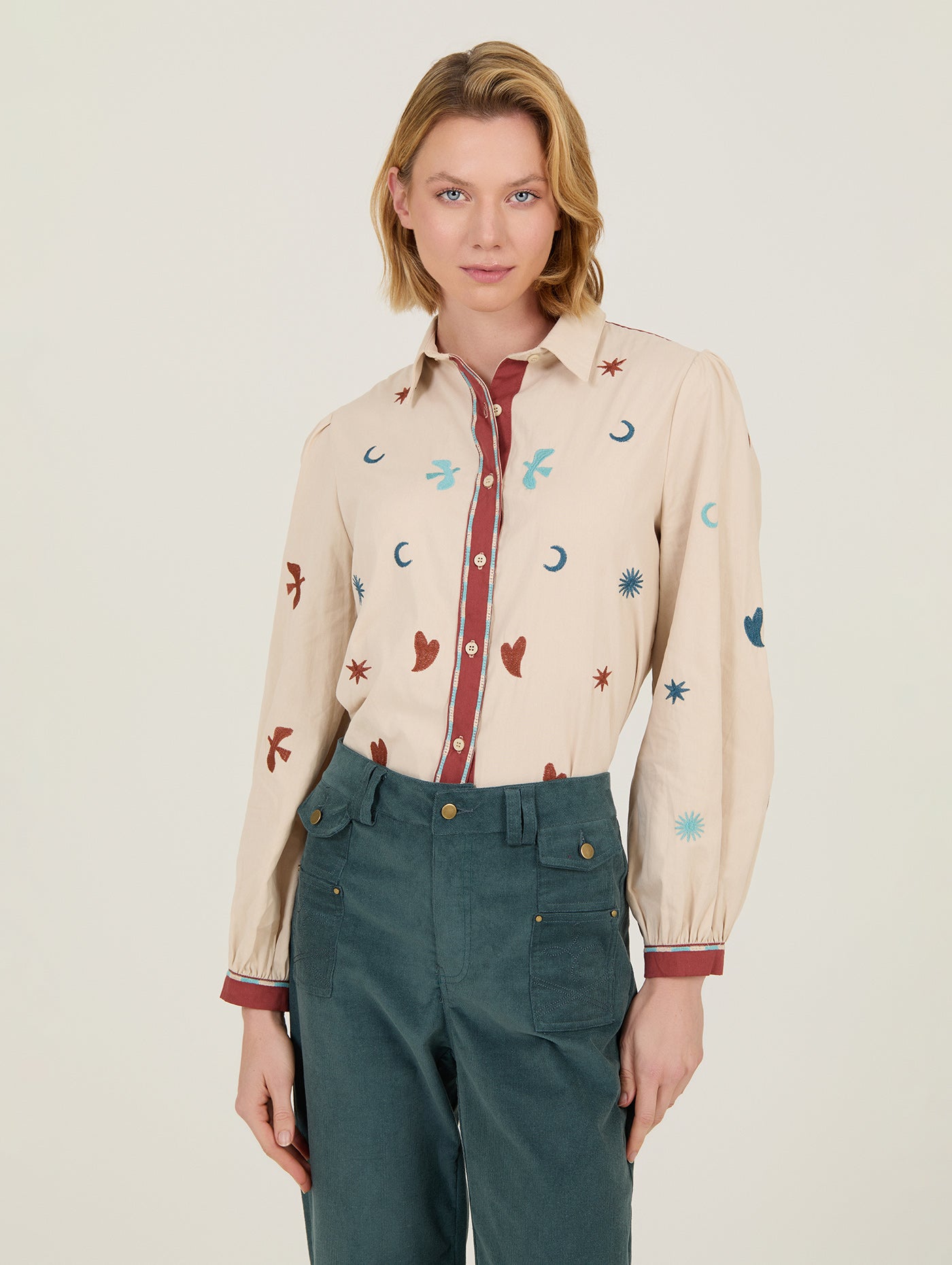 CAMISA CON MOTIVOS BORDADOS