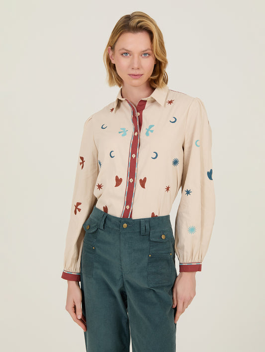 CAMISA CON MOTIVOS BORDADOS