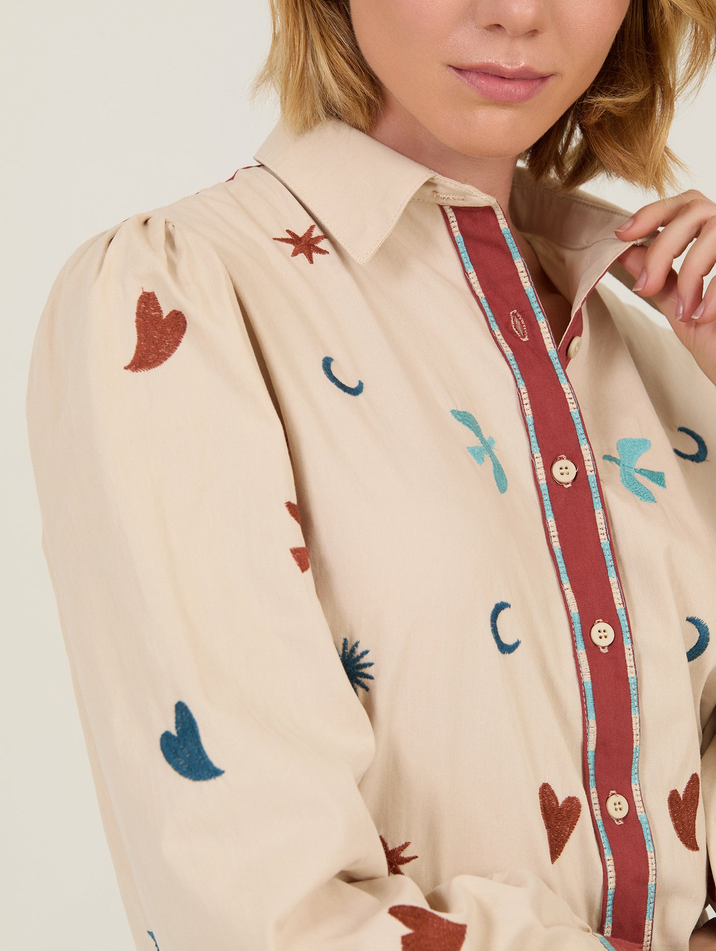 CAMISA CON MOTIVOS BORDADOS