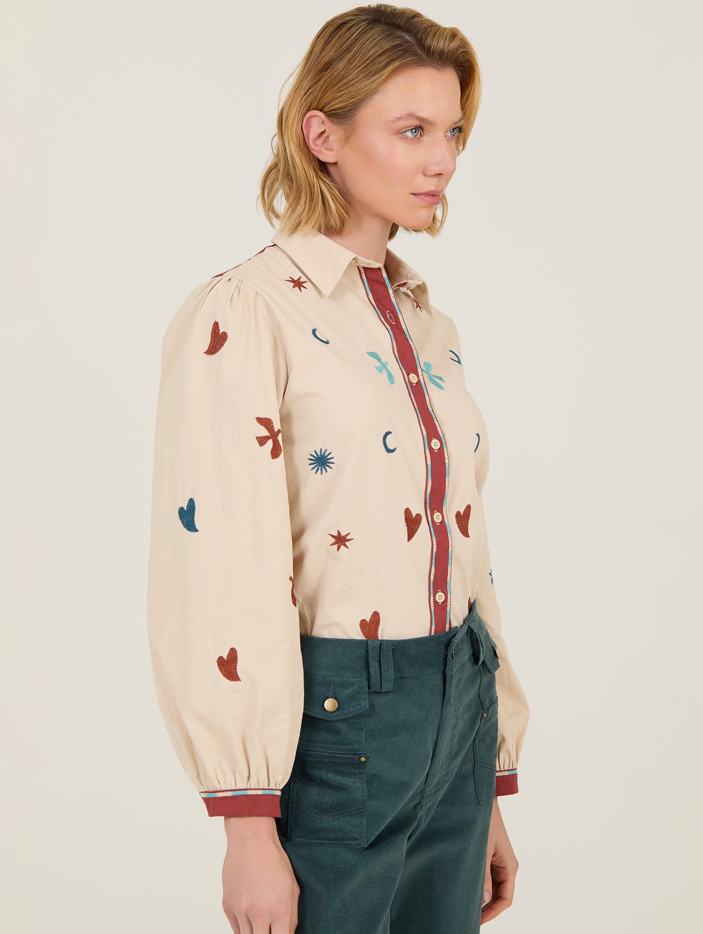 CAMISA CON MOTIVOS BORDADOS