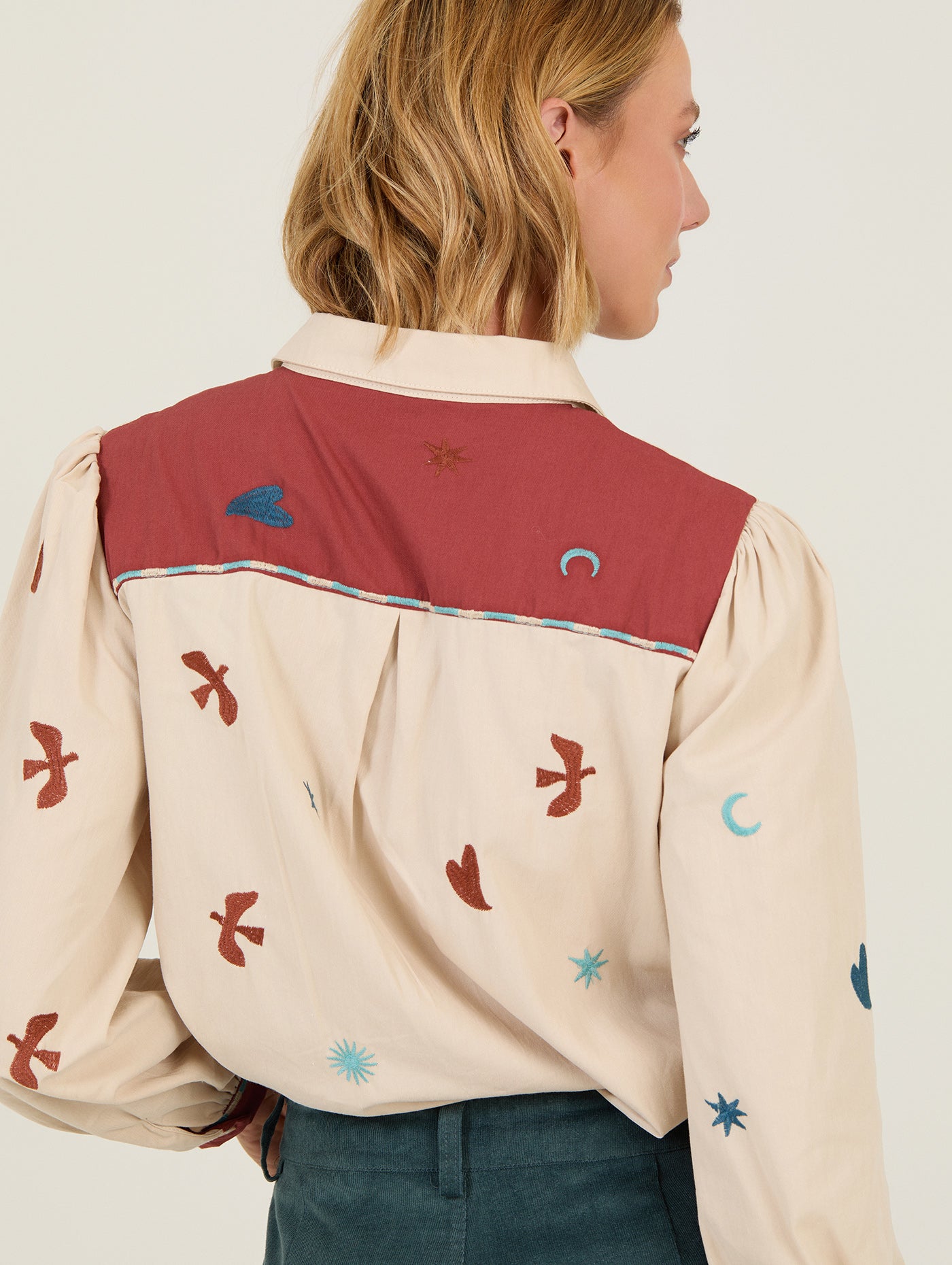 CAMISA CON MOTIVOS BORDADOS