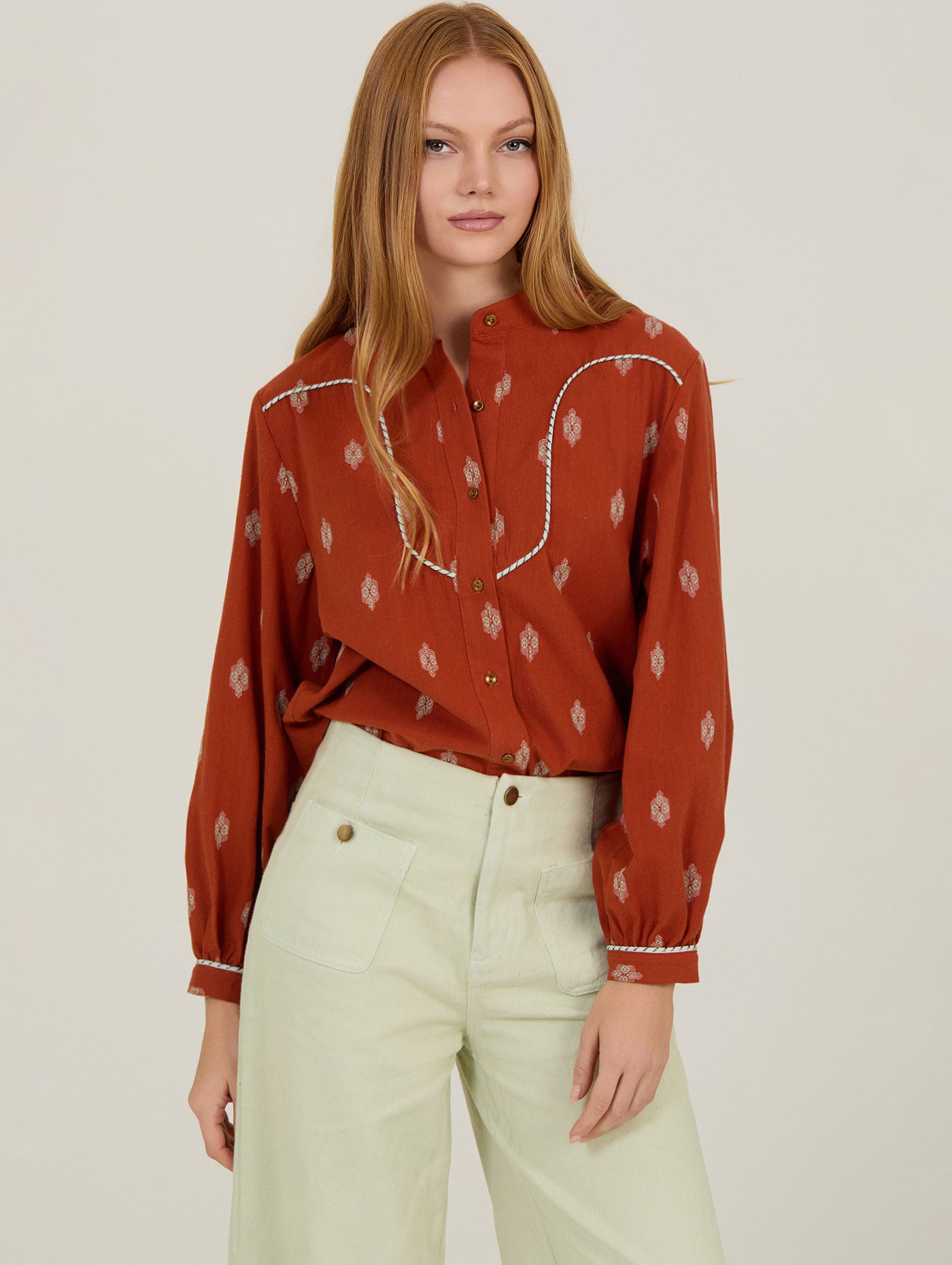 BLUSA ESTAMPADA CON VIVO