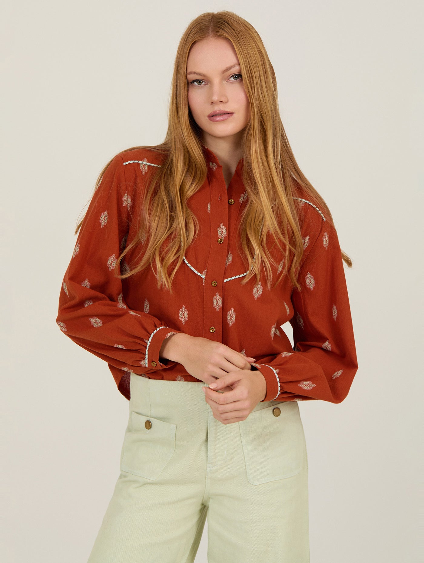 BLUSA ESTAMPADA CON VIVO