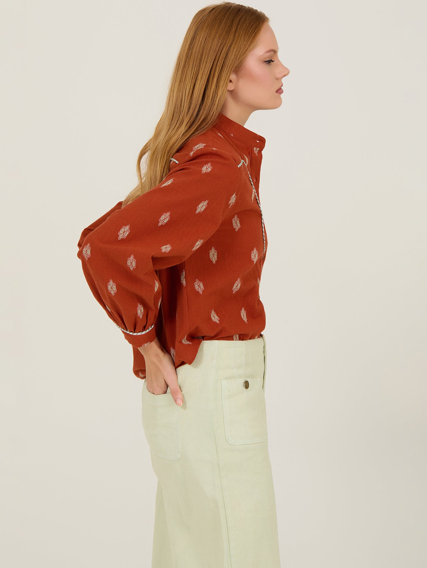 BLUSA ESTAMPADA CON VIVO