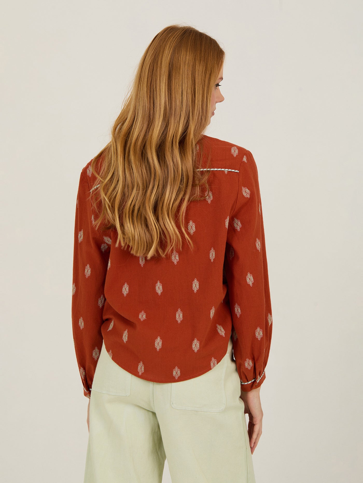 BLUSA ESTAMPADA CON VIVO