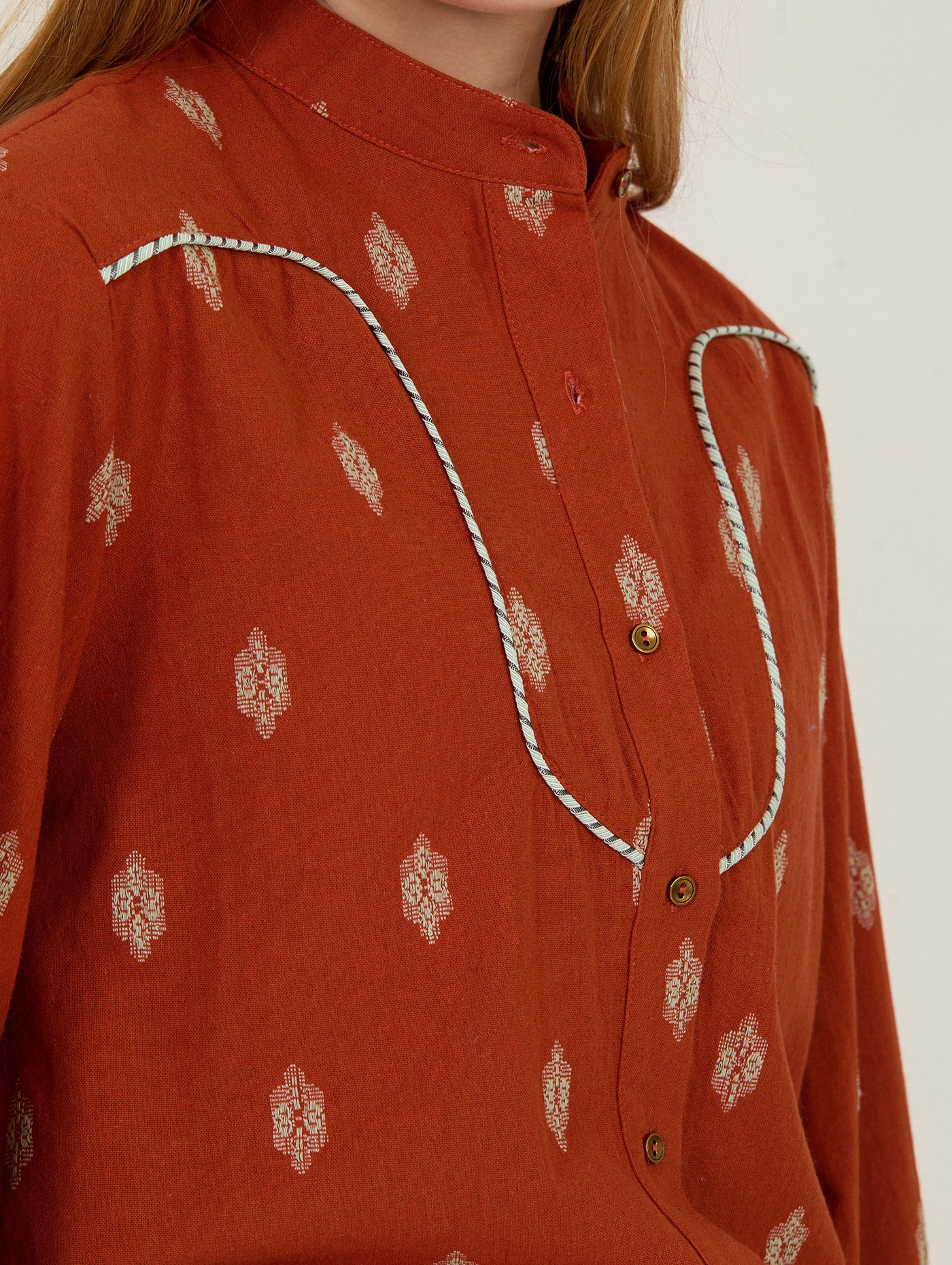 BLUSA ESTAMPADA CON VIVO